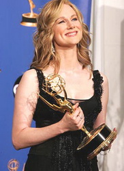 ���� ����� (Laura Linney)